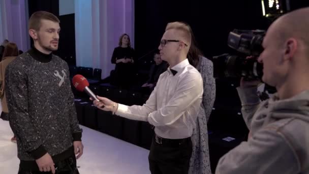 Het werk van de cameraman op de modeshow. Druk maar. De media. Journalistiek. Tv. Beelden van voorraden — Stockvideo