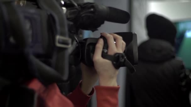 El trabajo del camarógrafo en el desfile de moda. Prensa. Medios. Periodismo. Televisión. Imágenes de vídeo en stock — Vídeos de Stock