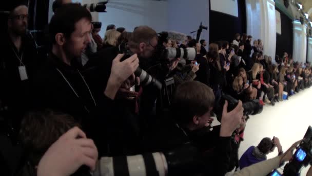 The work of the photographer on the fashion show. Press. Mass media. Journalism. — ストック動画
