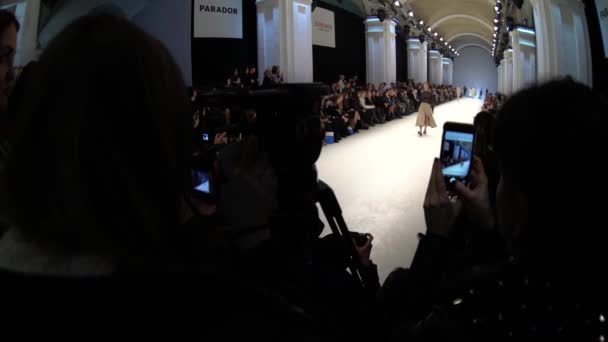 El trabajo del fotógrafo en el desfile de moda. Prensa. Medios masivos. Periodismo . — Vídeos de Stock