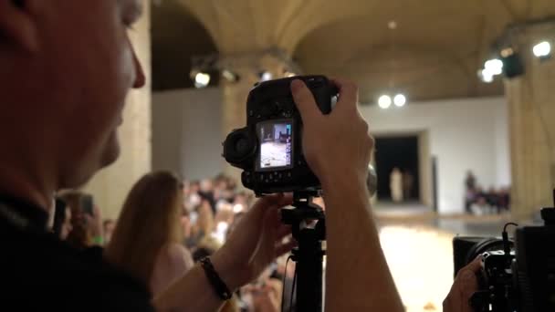 Het werk van de fotograaf op de modeshow. Druk maar. Massamedia. Journalistiek. — Stockvideo