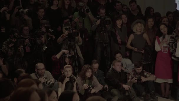 The work of the photographer on the fashion show. Press. Mass media. Journalism. — Stock Video