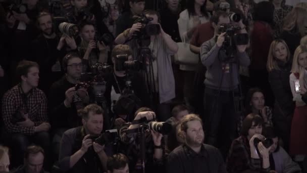 Práce fotografa na módní přehlídce. Tisk. Masmédia. Novinářství. — Stock video