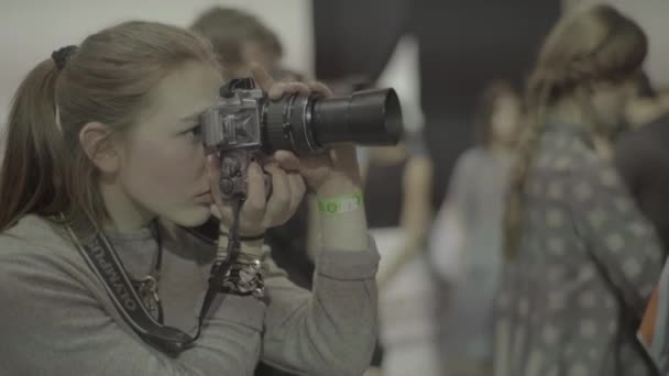 Praca fotografa na pokazie mody. Naciśnij. Media masowe. Dziennikarstwo. — Wideo stockowe