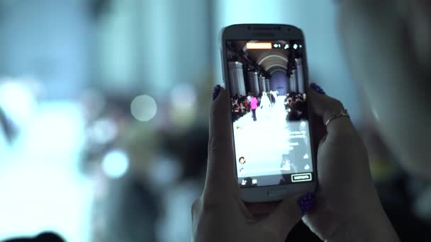 时装秀是用智能手机拍摄的 — 图库视频影像