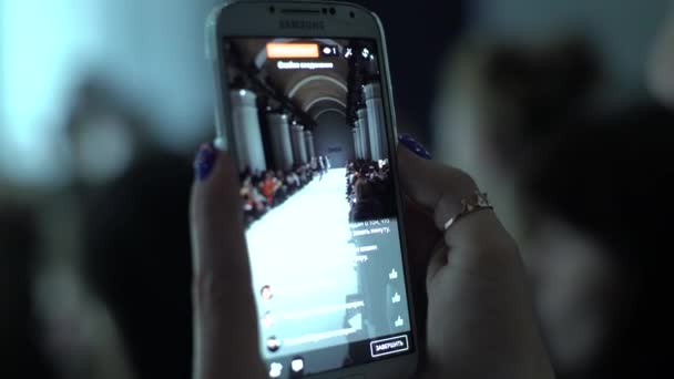 时装秀是用智能手机拍摄的 — 图库视频影像