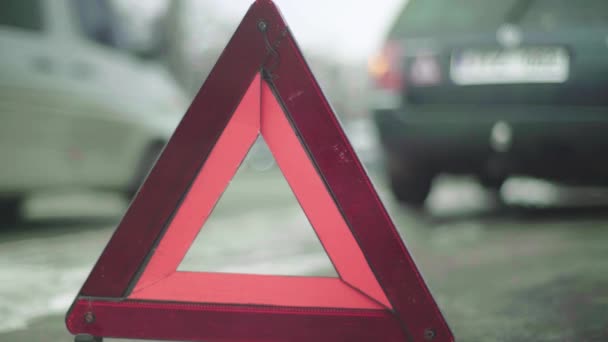 Figyelmeztető jel: "Vörös Háromszög" az úton. Közelkép. Lezuhan. Autóbaleset — Stock videók