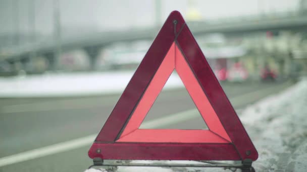 Varovná značka "Červený trojúhelník" na silnici. Detailní záběr. Crashi. Porucha auta — Stock video