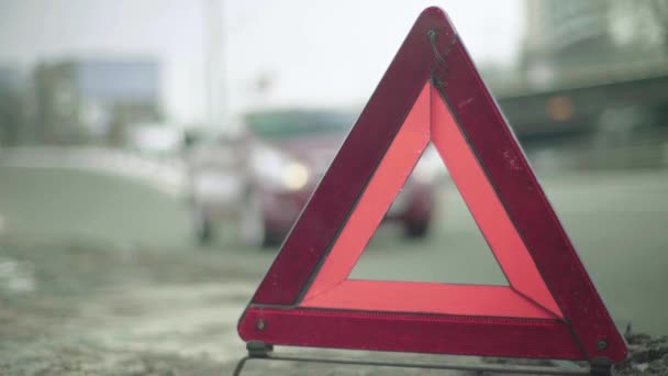 道路上の警告標識"赤の三角形" 。接近中だクラッシュ車の故障 — ストック動画