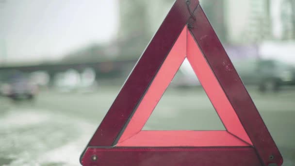 Предупреждающий знак "Красный треугольник" на дороге. Крупный план. Крэш. Автомобильный сбой — стоковое видео