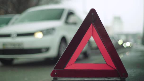 Aviso "Triângulo Vermelho" na estrada. Close-up. Bater. Desagregação automóvel — Vídeo de Stock