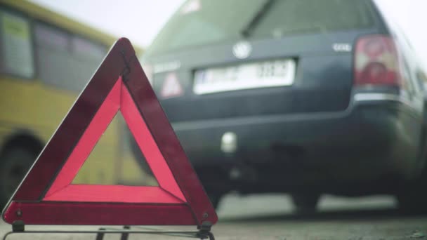 Varovná značka "Červený trojúhelník" na silnici. Detailní záběr. Crashi. Porucha auta — Stock video
