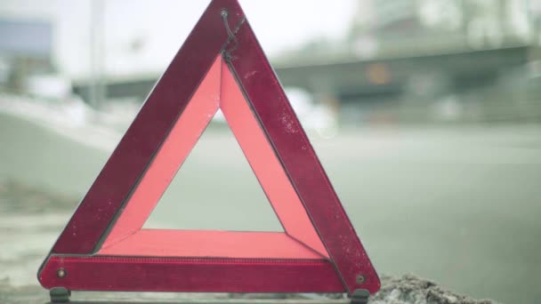 Warning sign "Red Triangle" on the road. Close-up. Crash. Car breakdown — Stock Video