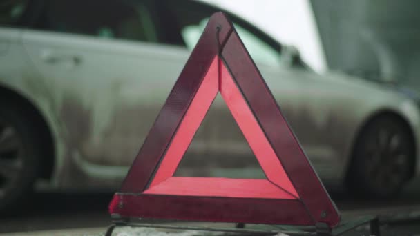 Señal de advertencia "Triángulo Rojo" en la carretera. Primer plano. Choque. Desglose del coche — Vídeos de Stock