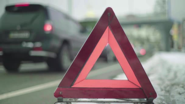 Varningsskylt "Röd triangel" på vägen. Närbild. Krasch. Uppdelning efter bil — Stockvideo