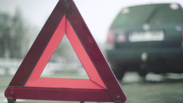 Varningsskylt "Röd triangel" på vägen. Närbild. Krasch. Uppdelning efter bil — Stockvideo