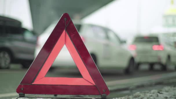 Προειδοποιητική πινακίδα "Κόκκινο Τρίγωνο" στο δρόμο. Κοντινό πλάνο. Κρας. Ανάλυση αυτοκινήτων — Αρχείο Βίντεο