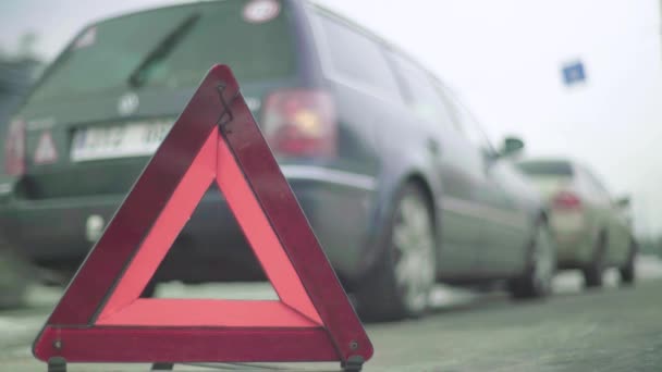 Znak ostrzegawczy "Czerwony Trójkąt" na drodze. Zbliżenie. Wypadek. Awaria samochodu — Wideo stockowe