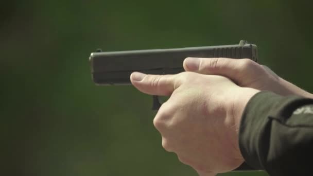 Ujęcie z bliska pistoletu — Wideo stockowe