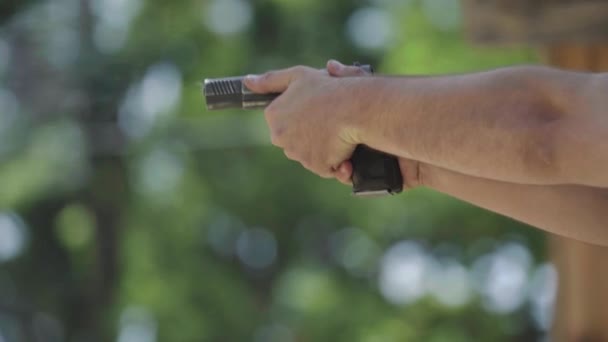 Primer plano de una pistola — Vídeo de stock