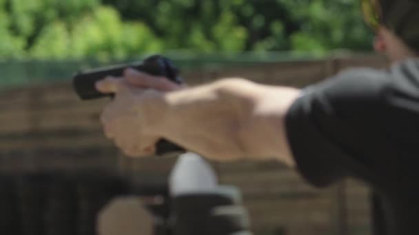 Primer plano de una pistola — Vídeos de Stock