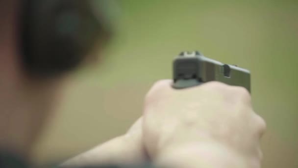 Primer plano de una pistola — Vídeo de stock