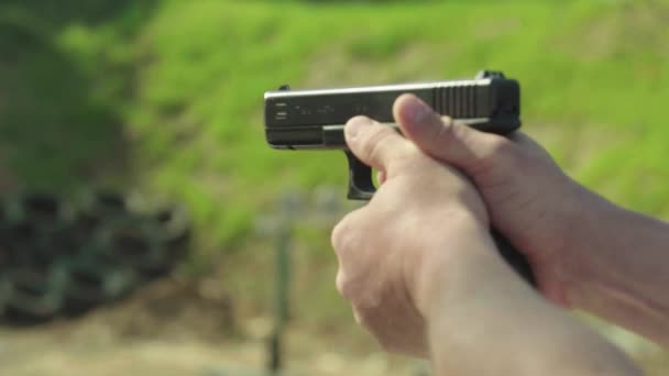 Primo piano di una pistola — Video Stock