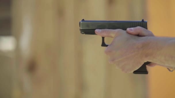Primer plano de una pistola — Vídeo de stock