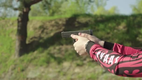 Primer plano de una pistola — Vídeo de stock