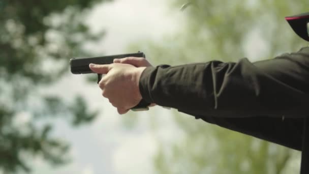Крупним планом постріл пістолета — стокове відео
