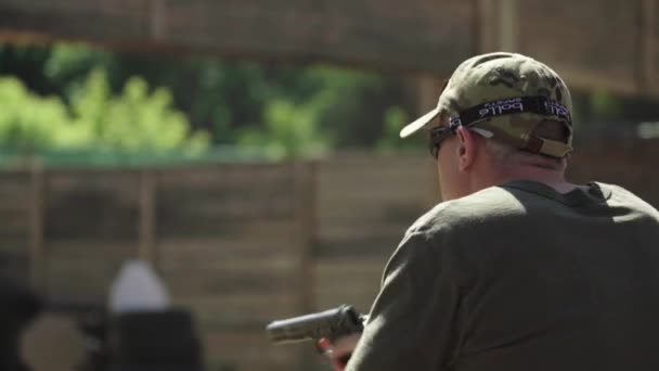Muž střílí z pistole — Stock video