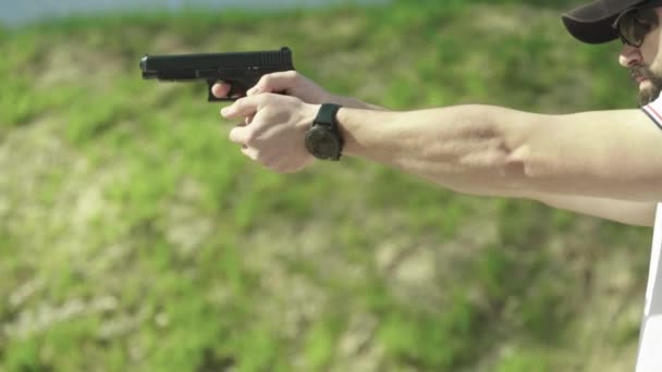 Стрелок стреляет из пистолета. — стоковое видео