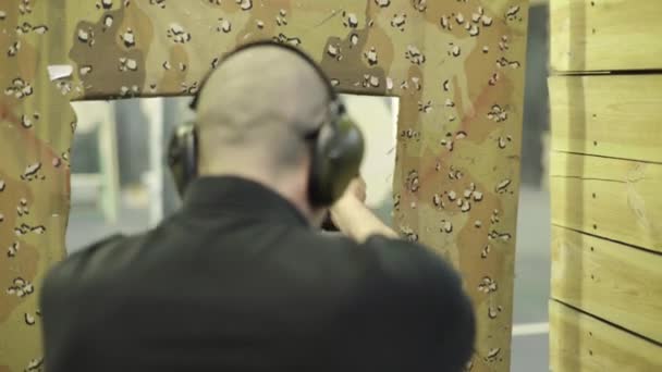 Hombre tirador dispara una pistola — Vídeo de stock