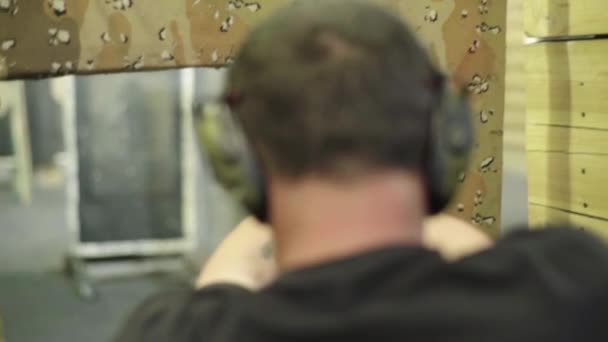 Чоловік стріляє пістолетом — стокове відео