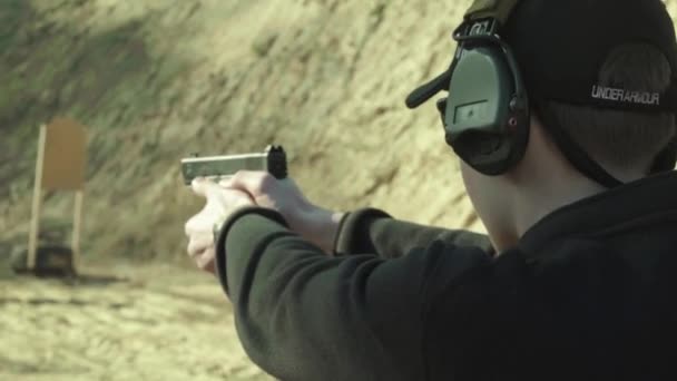 Mann schießt mit Pistole — Stockvideo