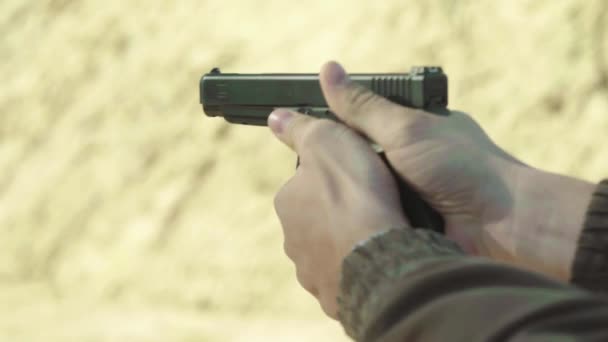 Hombre tirador dispara una pistola — Vídeos de Stock