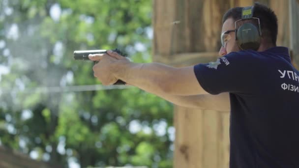 Hombre tirador dispara una pistola — Vídeo de stock