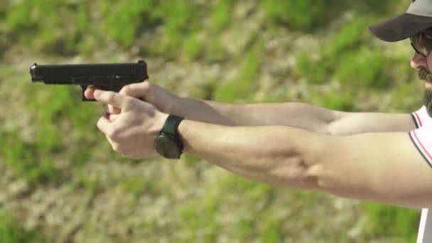 Uomo sparatutto spara una pistola — Video Stock