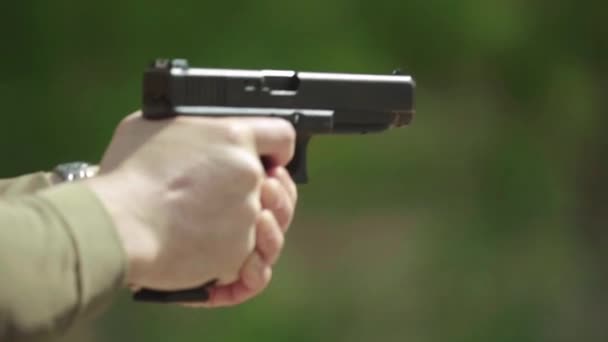 Záběr zblízka z pistole. Zpomalený pohyb. — Stock video