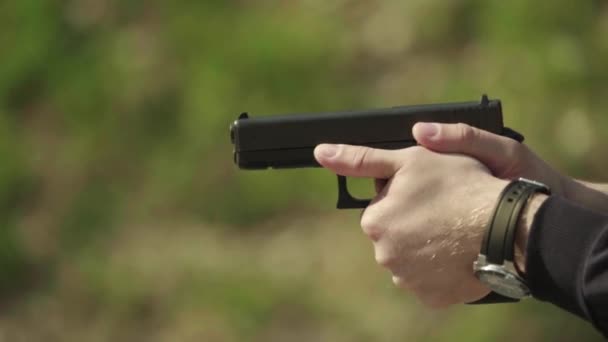 Záběr zblízka z pistole. Zpomalený pohyb. — Stock video