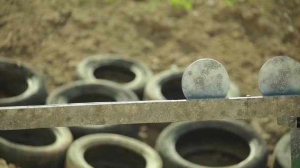 Bersagli di ferro durante la sparatoria. Rallentatore . — Video Stock