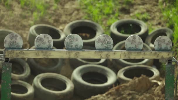 Järnmål under skottlossningen. Långsamma rörelser. — Stockvideo