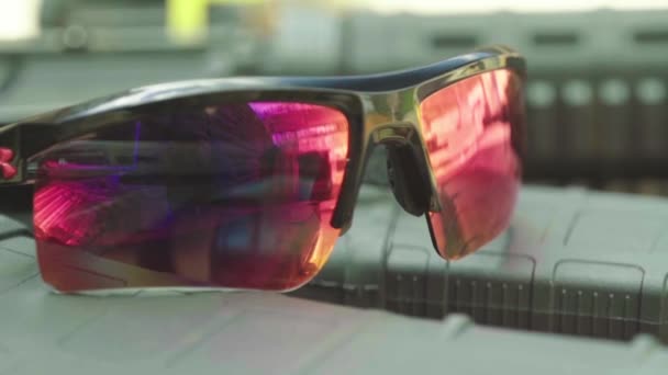 Gafas de seguridad polarizadas para disparar. Primer plano . — Vídeos de Stock