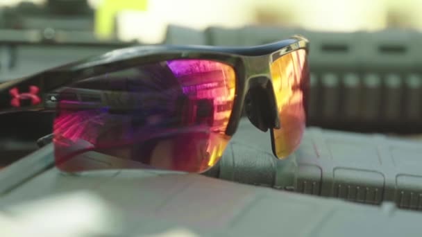 Gafas de seguridad polarizadas para disparar. Primer plano . — Vídeos de Stock