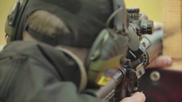 Rifle shooter tijdens het schieten. Close-up — Stockvideo