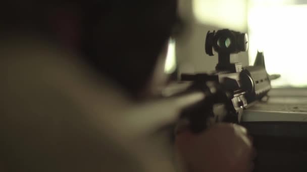 Гвинтівка стрілок під час стрільби. Крупним планом — стокове відео