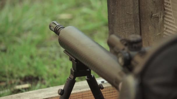 Tireur de fusil pendant le tir. Gros plan — Video