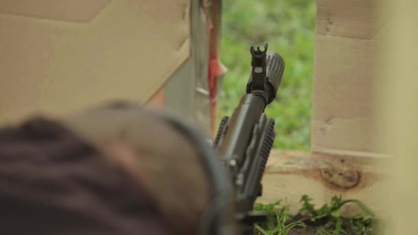 Rifle shooter tijdens het schieten. Close-up — Stockvideo