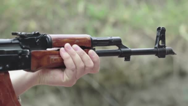 Rifle shooter tijdens het schieten. Close-up — Stockvideo