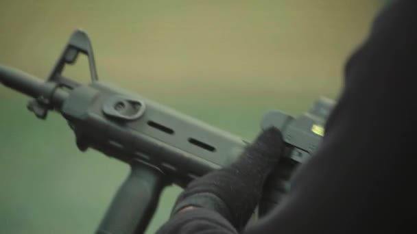 Tiratore di fucili durante le riprese. Primo piano — Video Stock